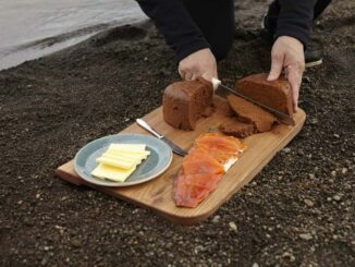 Исландские женщины готовят вулканический хлеб