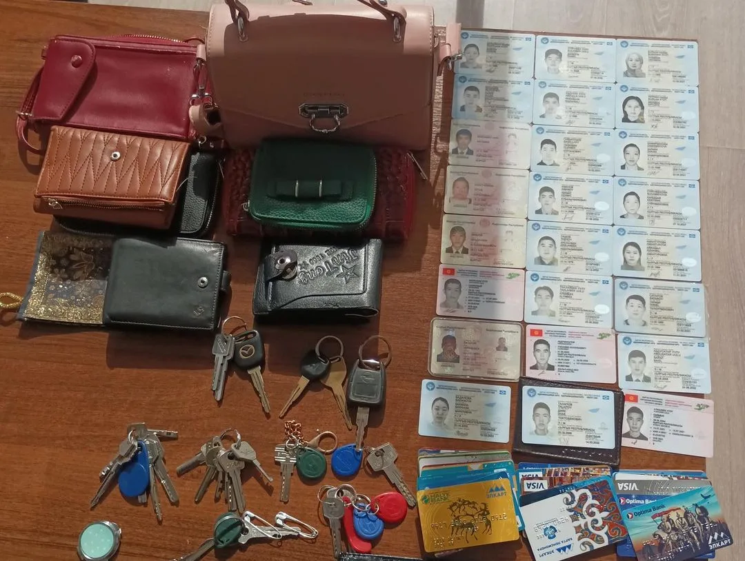 Бишкекчан просят забрать потерянные вещи на площади «Ала-Тоо»