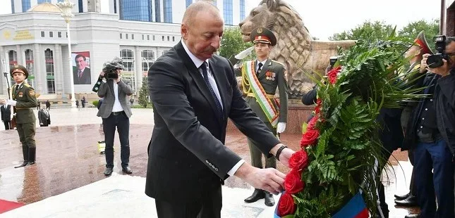Алиев возложил цветы к памятнику Исмоила Сомони в Душанбе