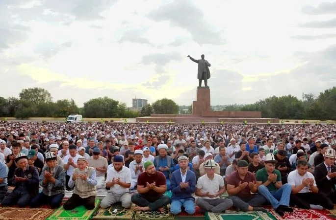 В Оше более 10 тысяч человек приняли участие на праздничном Айт намазе