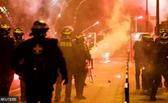 Во Франции третью ночь продолжаются беспорядки 