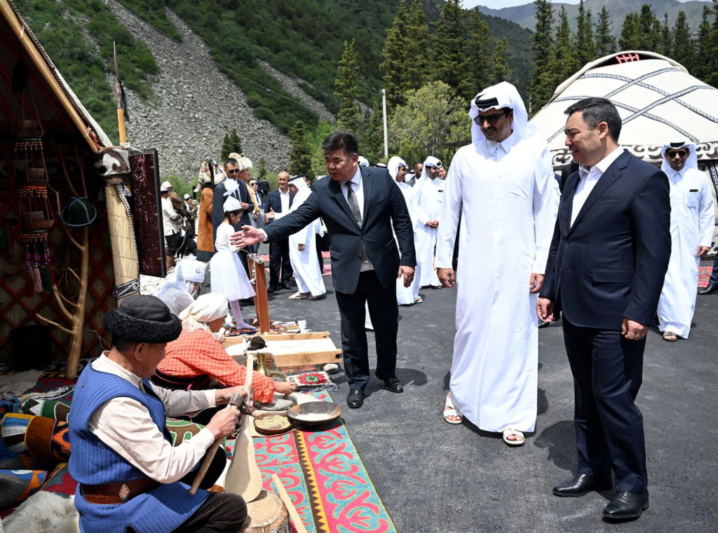 Президент и эмир Катара ознакомились с этнокультурной программой в природном парке «Ала-Арча»