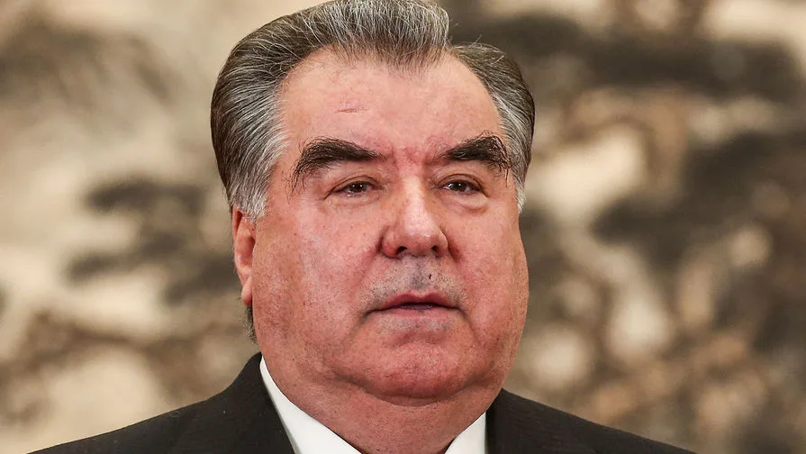 Президент Таджикистана Эмомали Рахмон в Хороге вручил подарки 100 сиротам