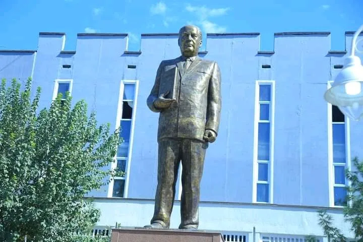 В Бохтаре после реконструкции открыли памятник Бободжону Гафурову