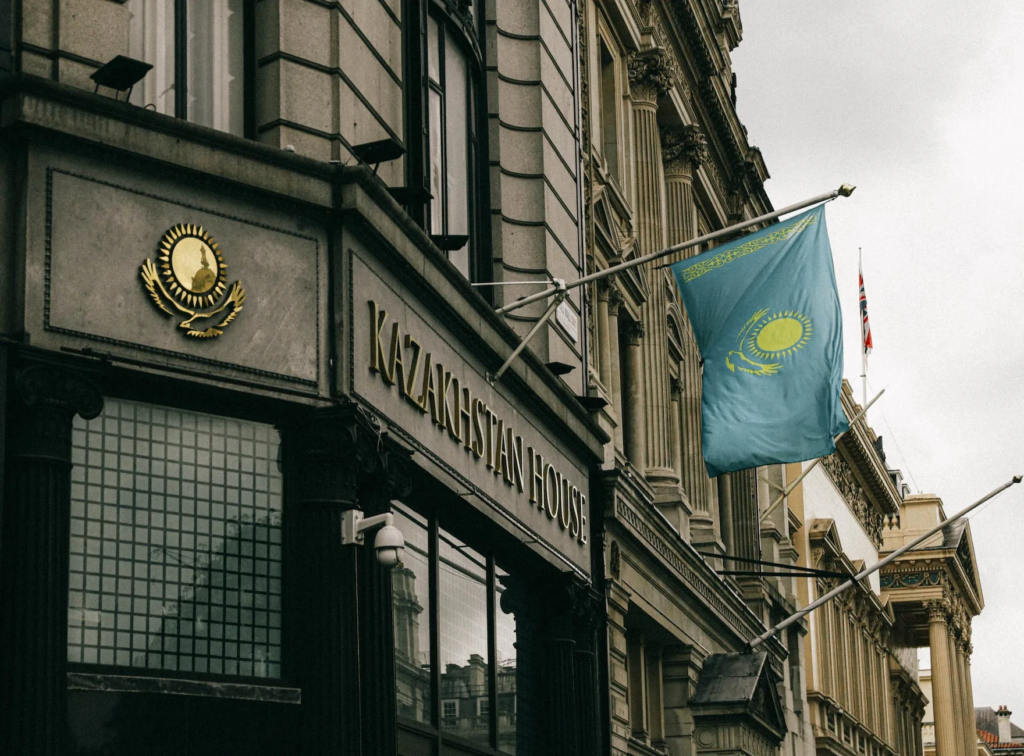 Казахстанцам разрешат вешать государственный флаг на балконах