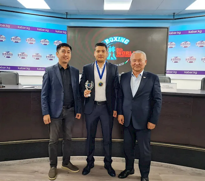 Акназар Кенжебаев впервые стал чемпионом мира по шахбоксу