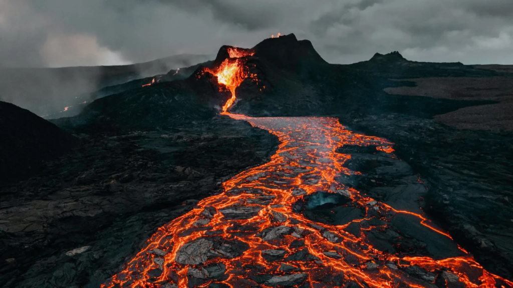 Жители Исландии ожидают извержения вулкана Фаградальсфьядль