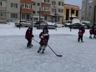 Актюбинец собственноручно построил хоккейную площадку для детей