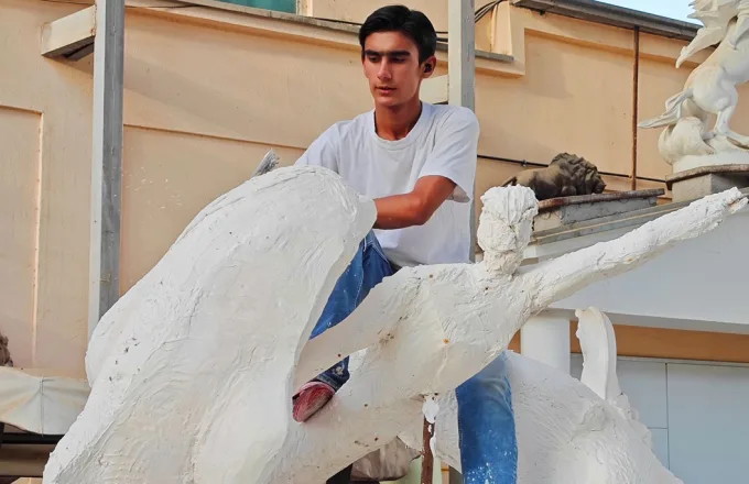 Одиннадцатиклассник из Ашхабада подарил школе свою скульптурную композицию