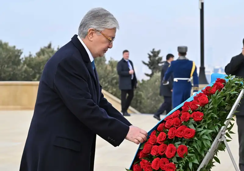Токаев возложил цветы к могиле Гейдара Алиева