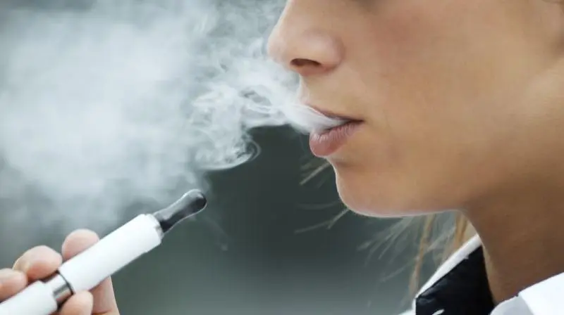 В Кыргызстане каждый третий ребенок курит электронные сигареты