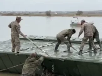 Казахстанские военнослужащие соорудили переправу через реку для эвакуации жителей Актюбинской области