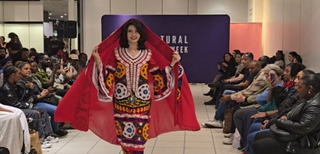 На культурной выставке EXPO в Лондоне представлена таджикская национальная одежда