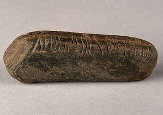 Учитель из Великобритании нашел камень с надписью на тайном языке