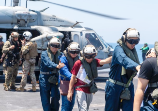 США спасли экипаж греческого судна после нападения хуситов