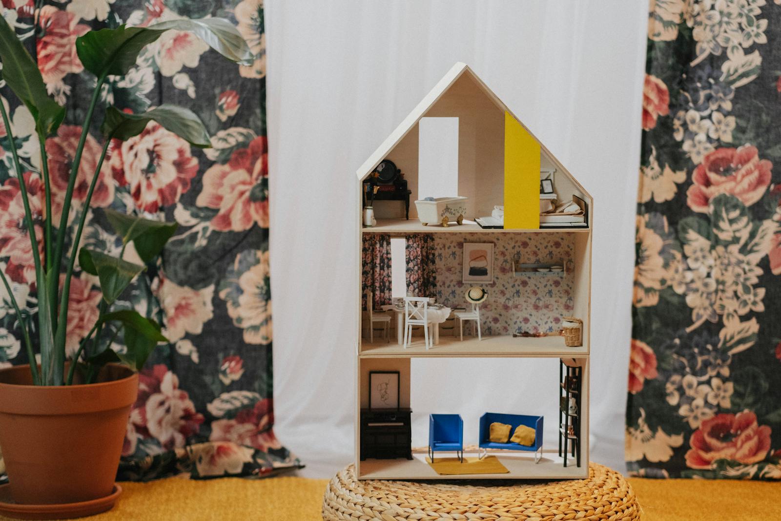 Британские блогеры разместили на Airbnb кукольный домик 