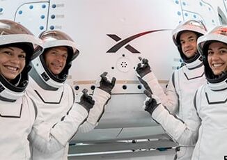 Космический корабль Crew Dragon с туристами на борту приводнился у побережья США