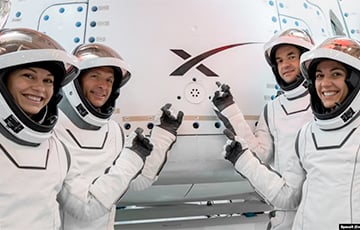 Космический корабль Crew Dragon с туристами на борту приводнился у побережья США 