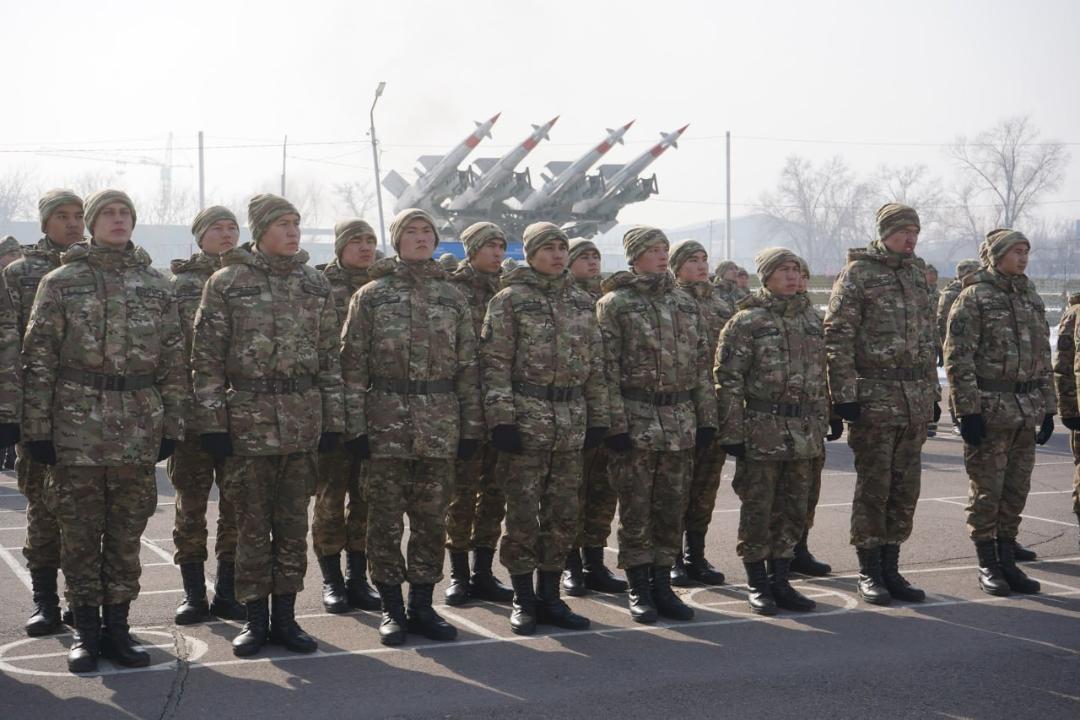 Торжественный выпуск солдат срочной службы в Военно-инженерном институте в Казахстане