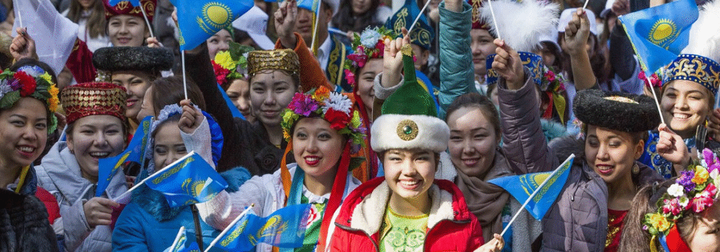 Казахстан уверенно укрепляет позиции на глобальной арене. Например, запуск программы по зелёным минералам на $1 млрд, к тому же лидерство в рейтинге счастья среди стран Центральной Азии по версии World Happiness Report 2025, а также всплеск экспорта зерна ярко подчёркивают динамичное развитие страны. Таким образом, эти тренды отражают переход к устойчивой экономике, причём подчёркивают социальное благополучие и сельскохозяйственные успехи.