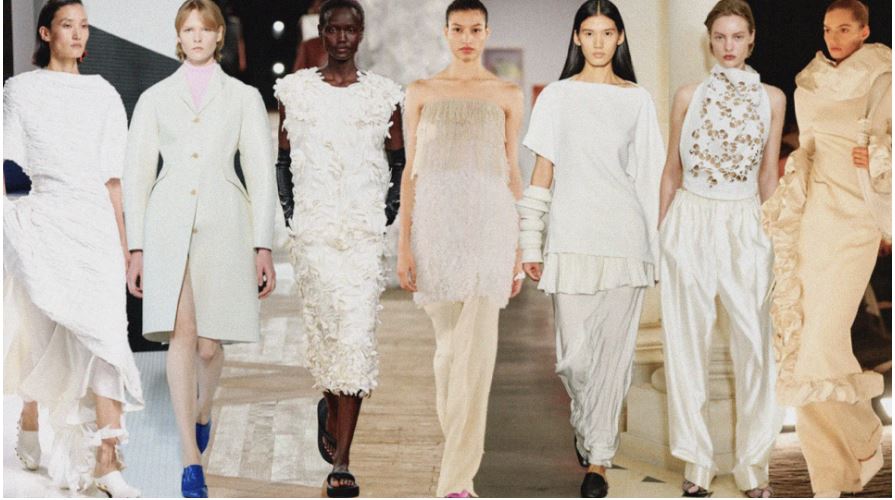 Дизайнеры прогнозируют рост популярности белых и пастельных сочетаний. В моде этот цвет уже появляется в керамике, верхней одежде, аксессуарах и свадебных коллекциях. В интерьерах Cloud Dancer гармонирует с натуральным деревом, стеклом, металлом и текстурными тканями, создавая свежий, световой эффект. Особенно он востребован в гостиничном и коммерческом дизайне, где важно ощущение чистоты и пространства.