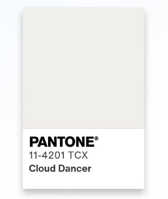 Pantone объявил цвет 2026 года — Cloud Dancer. Это нежный, воздушный оттенок белого с мягким молочным подтоном. Он символизирует ясность, спокойствие и ощущение начала новой главы. Эксперты отмечают, что выбор такого цвета отражает глобальный запрос на чистоту, баланс и эмоциональное перезагрузка.