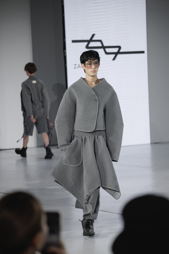 Кыргызстан переживает новый период модной самоидентификации. Если ещё 10 лет назад этническая одежда воспринималась как сценический или праздничный костюм, то сейчас Neo-Ethno становится частью городского гардероба. Молодые дизайнеры предлагают переосмысление орнаментов кошкар-мүйүз, войлока, традиционных покроев бешмета — в пальто, худи, верхней одежде и аксессуарах