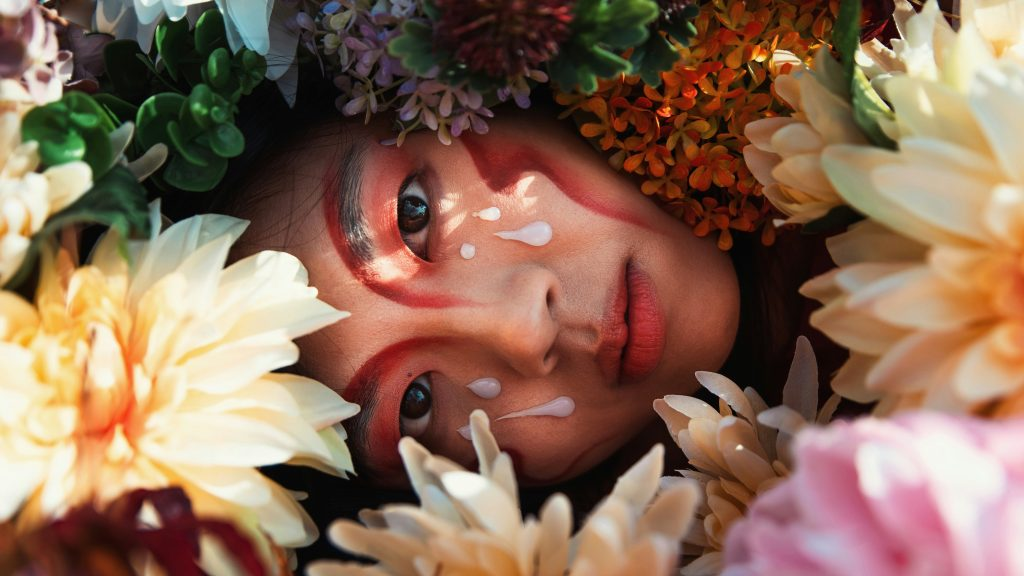 Недели моды в мировых столицах подошли к концу, а редакторы и стилисты разбирают сотни образов, чтобы понять, куда движется мода. Сезон весна–лето 2026 обещает быть ярким, смелым и противоречивым. Мини-платья, драпировки, многослойность и необычные аксессуары — вот что будет главным в новом модном цикле.