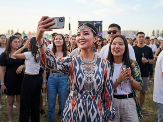 В Казахстане формируется новая культурная реальность, движущей силой которой становится молодёжь. Для поколения Z традиции больше не выглядят чем-то устаревшим или формальным — напротив, они становятся частью современного образа жизни, музыки, моды и самовыражения. Этот процесс всё чаще называют культурным пробуждением, но эксперты подчёркивают: речь идёт не о моде, а о глубокой переоценке идентичности в постсоветский период. Музыкальные и культурные фестивали, такие как OYU Fest, играют в этом процессе ключевую роль. Через электронную музыку, этно-мотивы и казахский язык молодые артисты и слушатели формируют новое чувство принадлежности. Использование родного языка в песнях, социальных сетях и повседневной жизни становится осознанным выбором, а не формальностью. Параллельно растёт интерес к внутреннему туризму и культурному наследию. Молодые казахстанцы всё чаще путешествуют по стране, открывая для себя сакральные места, древние города и природные ландшафты. Это формирует эмоциональную связь с землёй и историей, которая ранее часто оставалась за рамками массовой культуры. Аналитики отмечают, что происходящее — это не возвращение в прошлое, а попытка встроить традиции в современный контекст. Казахская идентичность сегодня становится гибкой, живой и актуальной, отражая запрос нового поколения на подлинность и смысл.