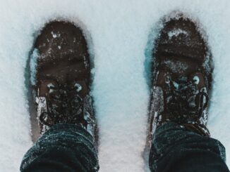 Врач назвала обувь, которая зимой медленно убивает ноги